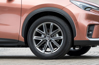 ホイールの種類は全6種類。“リラックス”にはダークプレミアムメタリック塗装の18インチアルミホイールが装備される。