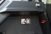 荷室の左側面にあるラゲッジランプ。なんということはない装備だが、スライドスイッチで消したりつけたりできるのが意外に便利。