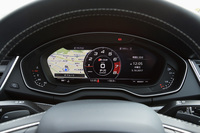 メーターは中央にマルチインフォメーションディスプレイを備えた2眼式だが、オプションでフルデジタルの「アウディバーチャルコックピット」も用意される。