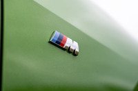 「xDrive40d」に設定されるグレードはスポーティーな上級モデル「Mスポーツ」のみ。各種快適装備に加え、“走り”寄りのイメージが付与された外装パーツ、Mスポーツブレーキなどが備えられている。