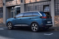 新デザインの3列シートを採用　リファインされた最新の「プジョー5008」上陸の画像