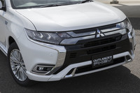 フロントマスクでは、バンパーやグリルのデザインが変更されたほか、従来のロービームに加えてハイビームもLED化されている。