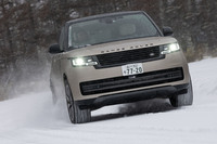 「ダイナミックレスポンスプロ」は、コーナリング時の車体のロールを抑制するランドローバー初の機能。オフロードでのタイヤの接地性向上にも貢献する。