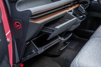 助手席前のダッシュボードには、インストスライドボックス（写真上）やグローブボックス（写真下）が組み込まれている。多彩な収納アイテムが用意されているのも「サクラ」の特徴だ。車検証入れは、助手席側ドアトリム下部に独立して設置されている。