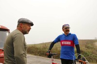 友達の父親が所有する1972年製自転車を借り、フォルリから参加したファビオ氏（写真右）。付け髭も決まっている。