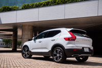 「XC40リチャージプラグインハイブリッドT5インスクリプション」のボディーサイズは全長×全幅×全高＝4425×1875×1660mm、ホイールベース＝2700mm。車重は1790kgと発表されている。