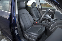 「Q5 2.0 TFSIクワトロ」をベースとする限定車「ファーストエディション」には、「S line」と呼ばれるスポーティーな内外装やパーシャルレザーシート（写真）などが備わる。