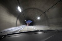 いくつものトンネルを抜けて「ルーテシアE-TECHフルハイブリッド」はひたすら西を目指す。