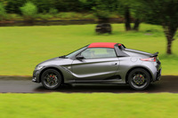 開発コンセプトは「真のスポーツドライビングの喜び」。専用パーツの装着により、意のままに操れる操縦性と、上質かつしなやかな乗り味が追求されている。