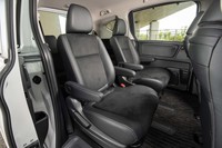 6人乗り仕様では2列目がキャプテンシートとなる。