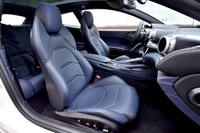 シャシーとボディーの接合部の剛性が強化されたほか、エアコンの静粛性向上、音響特性に配慮した新素材の採用などにより、「FF」と比べて室内の静粛性が向上している。