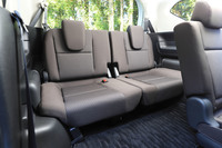 サードシートは座面、背もたれともに厚みのあるつくりとなっているが、着座位置がいささか低いのが気になった。