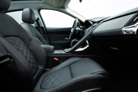 「EペースS」（D240）のインテリア。18way調整やヒーター＆クーラー、メモリー機能が付く最上級のオプションレザーシートが装着されている。