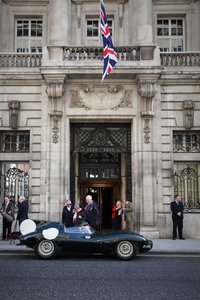 英国旗“ユニオンジャック”と「ジャガーD-TYPE」。