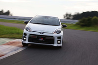 「アクア“GRスポーツ”」のプロトタイプ。ラジエーターの冷却効率を最大化させる、スクエアなデザインのグリルが与えられる。