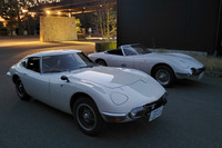 「トヨタ2000GT」の後期モデル（写真手前）と、映画『007は二度死ぬ』に登場するボンドカーの予備車両として製作されたトヨタ2000GTのロードスター仕様（写真奥）。