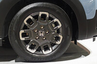 「フリード クロスター」の専用ホイール。スポーク部の切削加工が花びらのようで面白い。