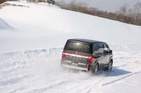 尿素水溶液によって窒素酸化物を浄化する尿素SCRシステムをリアのフロア下に搭載するため、従来荷室の下につり下げられていたスペアタイヤが廃されている。