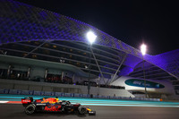 ポールポジションからスタートしたフェルスタッペン（写真）は、ルイス・ハミルトンにトップを奪われ苦しいレース展開を強いられるも、終盤のセーフティーカーで奇跡の大逆転に成功。2位にハミルトンを従えゴールし、初タイトルを手にした。22戦して表彰台18回、このうち優勝10回、残りはすべて2位。ポディウムに立てなかったのは、タイヤブローに泣いたアゼルバイジャンGP、ハミルトンと接触しリタイアしたイギリスGPとイタリアGP、そしてボッタスに追突され9位に終わったハンガリーGPと、いずれもクラッシュやトラブルによるもの。つまり不測の事態さえ起こらなければ優勝か2位になっていたことになる。（Photo=Getty Images / Red Bull Content Pool）