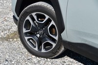 「アドベンチャー」専用の19インチアルミホイール。試乗車はヨコハマの「AVID GT」タイヤを装着していた。