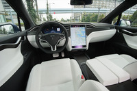 物理的なスイッチがほとんど備わらず、シンプルにまとめられたインストゥルメントパネルまわり。室内には医療用にも用いられるほど強力な空気清浄システムを装備しており、「外気循環」「内気循環」に加えて「対生物兵器モード」も選択できる。試乗車は左ハンドル仕様だったが、現在販売中の車両はすべてハンドル位置が右となる。