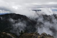 横手山頂に位置する横手山神社から周辺の峰を望む。霧のせいで思った通りの写真は撮れなかったが、これはこれで趣深いのでは。