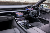 インストゥルメントパネルのデザインは「A8」に準じたもの。メータークラスター用に12.3インチ、インフォテインメント用アッパースクリーンに10.1インチ、その下の空調操作や手書き文字入力用に8.6インチの液晶パネルを用いている。機械式スイッチを極力排したモダンなデザインが印象的だ。