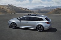 こちらは、「カローラ ツーリングスポーツ」の名で欧州デビューした、新世代「カローラ」のワゴンモデル。従来型の中高年ユーザーにとっては、カッコよすぎる!?