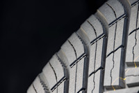 トレッドパターンには摩耗が進むとジグザグブロックが現れ、雪上グリップを維持する新技術が取り入れられている。スノートラクション性能の強化も「エヌブルー4シーズン2」のセリングポイントである。