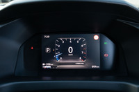 こう見えてメーターパネルは液晶式だ。この目覚まし時計のような表示は他の日産車では見たことがないので、ぜいたくな専用パターンだろうか。