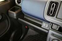 助手席前方のトレーをはじめ、収納自慢の新型「アルト」。前席のカップホルダーは、四角い紙パックにも対応する。