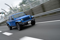 軽自動車がすっぽり収まる3490mmものホイールベースにより、直進安定性は良好。ただし最小回転半径は、「ラングラー」の2ドアが5.3m、同4ドアが6.2mなのに対し、6.9mに達する。