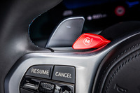 「マルチファンクションMスポーツレザーステアリングホイール」の左右スポーク上部に、エンジンやダンパー、パワステ、ブレーキなどの設定を事前に登録し、そのセッティングを瞬時に呼び出すことができる「M1／M2ボタン」を配置。