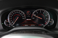 液晶パネルに表示されるメーターは、文字のほか、警告、メニューなどの表示を大きくできる。また、ドライビングモードによって表示色とデザインが変更される。