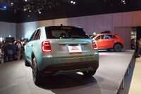 「フィアット600e」のリアビュー。1955年に登場した初代「600」や、2022年4月に上陸したBEV「500e」からインスピレーションを得たという意匠が内外装にちりばめられている。