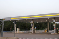 給油所のブランド名が取り払われている。