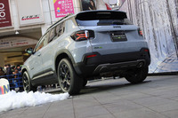 ハイブリッドモデルには、BEVの「アベンジャー」とは異なるブラックの17インチホイールが組み合わされる。