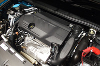 プラグインハイブリッド車（写真）とガソリンエンジン車の2種類をラインナップする「408」。前者は225PSのシステム最高出力を発生し、WLTCモードで66kmのEV走行が可能となる。