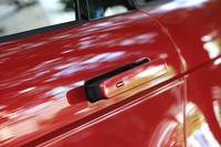 ドアロック、または走りだすと収納されるデプロイアブルドアハンドルを採用している。