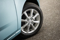 「ミラ イース」のタイヤサイズは上級グレードの「G“SA III”」「X“SA III”」が155/65R14。その他のグレードが155/70R13となる。