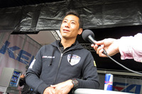 インタビューに応じる室屋義秀選手。レッドブル・エアレースに参戦する唯一のアジア人パイロットである。