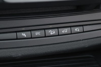 センターコンソールに並ぶハッチオープナーなどの操作ボタン。