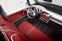 運転席まわりの様子。ダッシュボードのセンターにiPadを接続してナビやカーオーディオを操作するのが新しい。