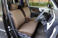 千鳥格子柄のジャージ生地を採用したシートはモコ専用。シートカラーはブラウンのみ。