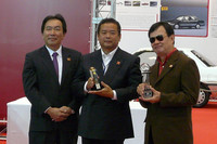 会場では日本カー・オブ・ザ・イヤーと同じく誕生30周年を迎える、タカラトミーの「チョロQ」に、選考委員特別賞が贈られた。中央はタカラトミーの佐藤慶太取締役副社長。
