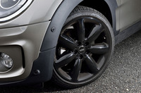 「スタースポーク アロイホイール ブラック」と名付けられた、オプションの18インチホイール。セットオプションの「CHILI PACKAGE」を選択したテスト車の場合、2万5000円を上乗せすることで選択できる。