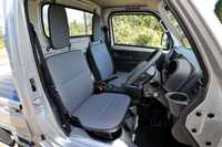 シートは、運転席のみ前後スライド調整機構を採用。「KC」系の5グレードにはビニールレザー、上級グレードの「KX」にはファブリックを採用している。