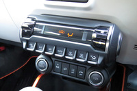 インストゥルメントパネルの下部に備わるエアコンの操作パネル。