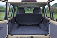 バンのラゲッジルーム。後席の格納はタンブル式で、ヘッドレストを装着したままでもたたむことが可能。シートバックに備わるベルトで、床に固定する。（写真をクリックすると、シートの倒れる様子が見られます）