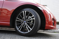 ホイールは、グレードにより16インチまたは17インチ（写真）が用意される。